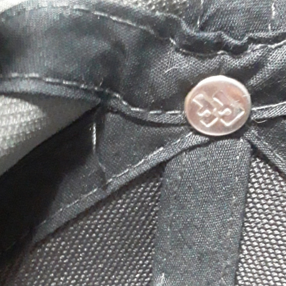 A hat - Picture 4 of 4